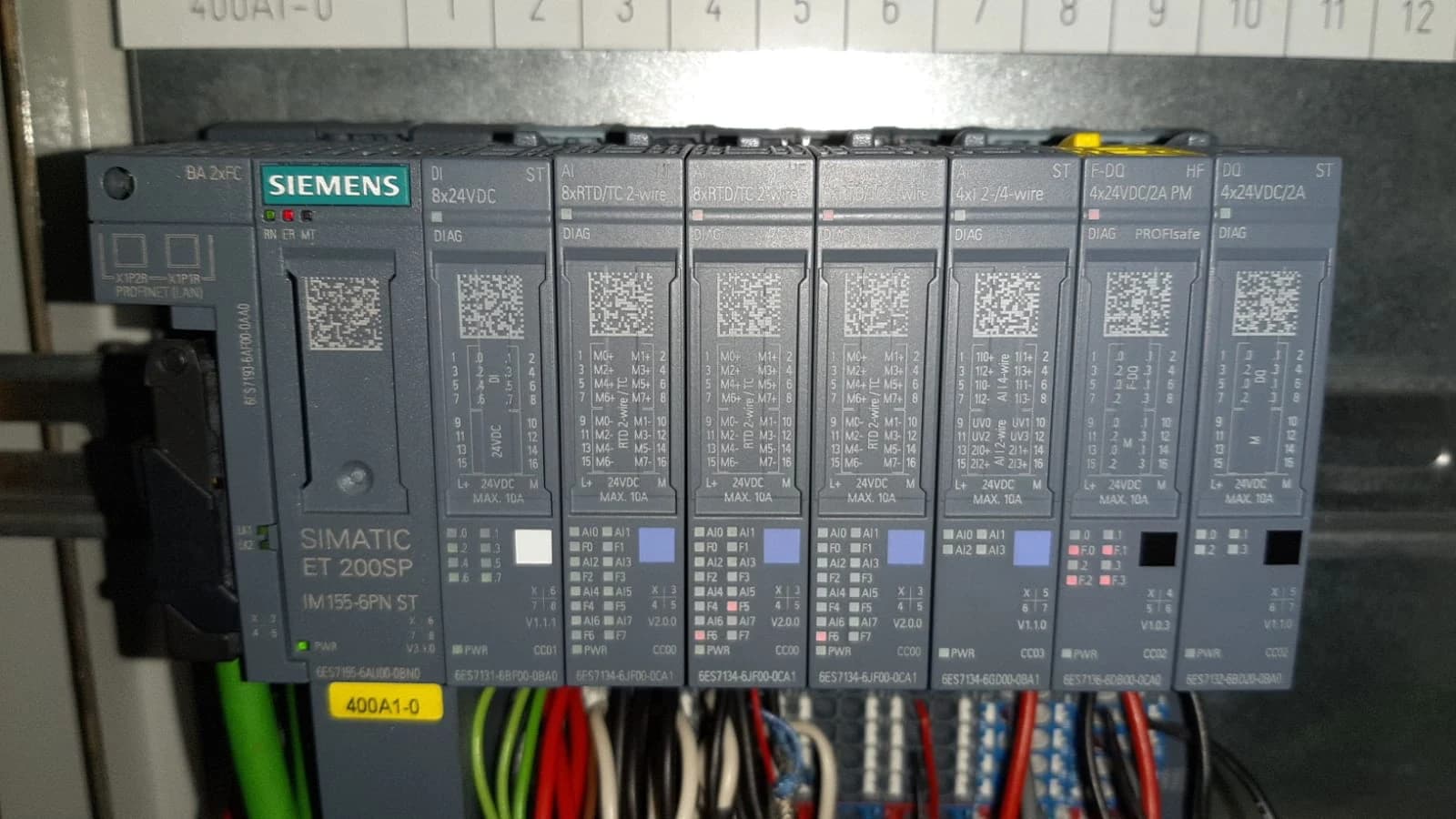 Siemens SIMATIC ET 200SP met I/O-modules en aangesloten bekabeling in een besturingskast