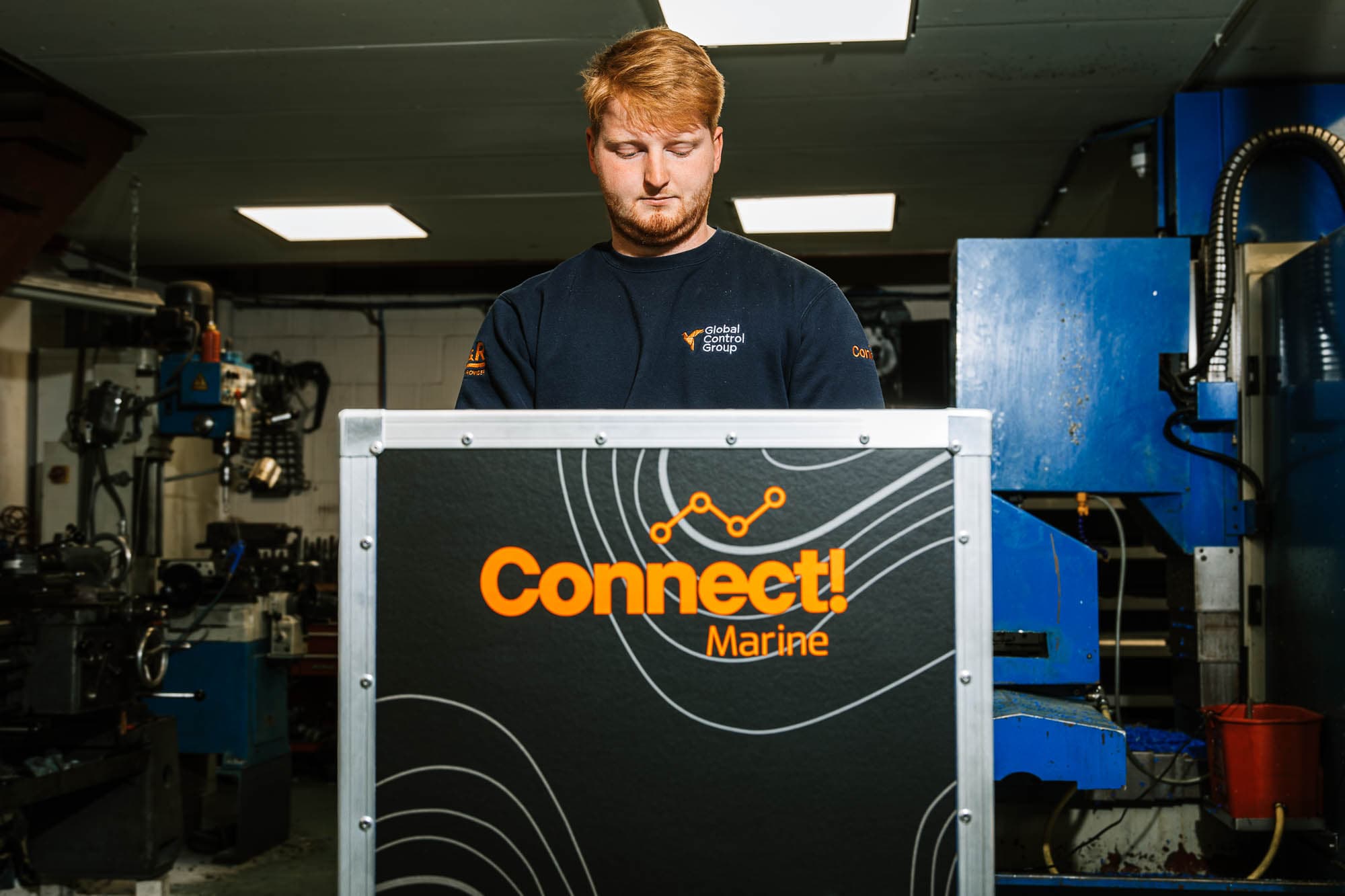Nick achter de CONNECT! MARINE-zeilsimulator