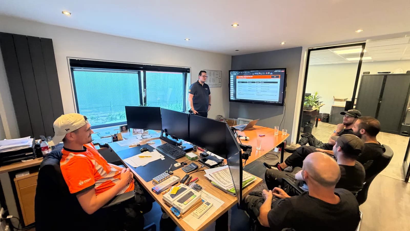 Networking course at Prisma in Diemen, with instruction and participants around the training setup