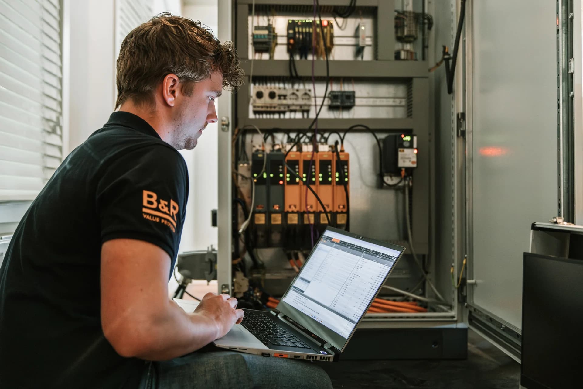 Lucas met laptop bij een besturingskast met B&R-drives